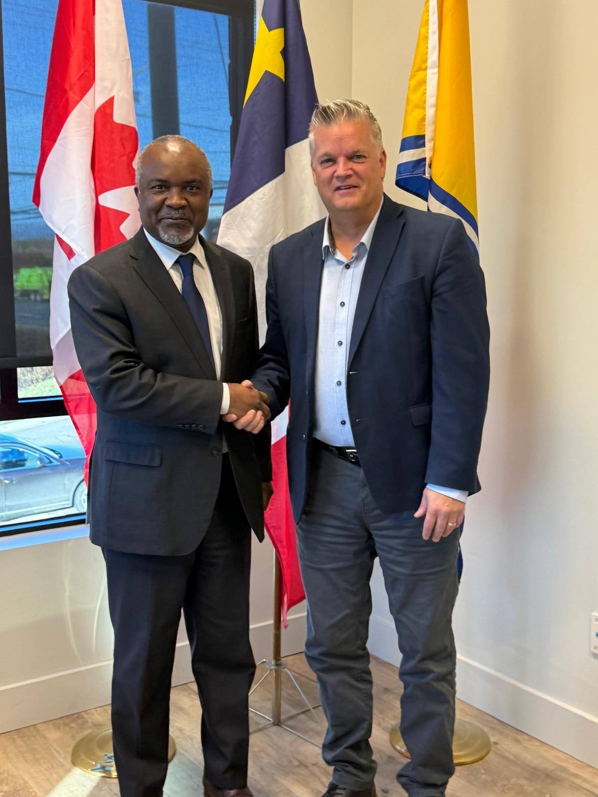 Dans le cadre d’une visite d’exploration de partenariats  au Nouveau-Brunswick, le Haut-Commissaire de la République gabonaise, SEM Alexis Bengone a rencontré en 20 octobre 2025 L’Honorable Robert Gauvin, Ministre de la francophonie du Nouveau-brunswick.